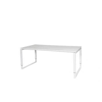 Afbeelding van Domino Plus bureau, hoogte instelbaar (62 85cm) met 180x90cm &#039;zwevend&#039; krijtwit 25mm blad en wit (RAL9010) O poot frame