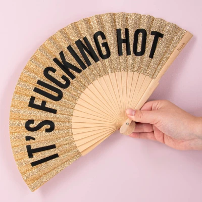 Afbeelding van Fisura Originele houten waaier met &quot;f*cking hot&quot; boodschap. Modern en sprankelend accessoire, gouden glitterzakventilator clip inbegrepen. Afmetingen: 42,5 x 23 cm