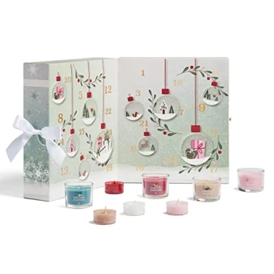 Afbeelding van Yankee Candle Adventskalender 2022, cadeauset met geurkaarsen, 12 gevulde votiefkaarsen, theelichtjes en 1 windlicht, Snow Globe Wonderland Collection, perfect cadeau voor vrouwen