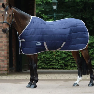 Afbeelding van Weatherbeeta Medium Lite Stable Rug Comfitec 210D Channel Quilt Standard Neck 50g Navy/Silver/Red 155/205