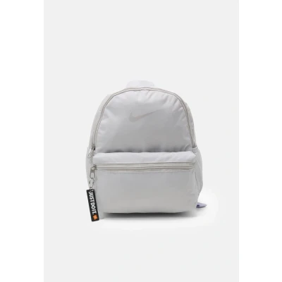 Afbeelding van Nike brasilia just do it mini rugtas in de kleur grijs.