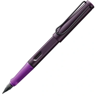 Afbeelding van Lamy safari violet blackberry Vulpen met ergonomische handgreep en gepolijste stalen veer in maat F robuust kunststof ASA T 10 blauwe cartridge rechtshandig