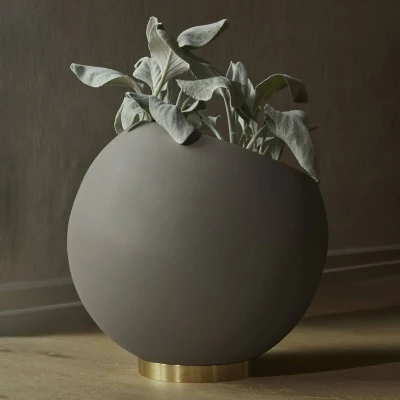 Afbeelding van AYTM Globe bloempot, Ø 37 cm, grijsbruin, aluminium, staal