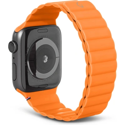 Afbeelding van DECODED Siliconen Apple Watch Bandje Geschikt voor Series 1 8 / SE 38/40/41 mm Sterke Magneetsluiting Apricot