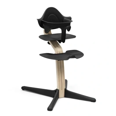Afbeelding van Stokke Nomi stoel + babyset, zwart bevordert actief zitten en biedt grip terwijl de baby leert belastbaar tot 150 kg