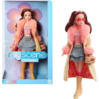 Afbeelding van Barbie Signature My Scene HYC19 pop en accessoires, Chelsea in een Y2K geïnspireerde outfit met vlindertop, cargojeans, jeanstas poppenstandaard
