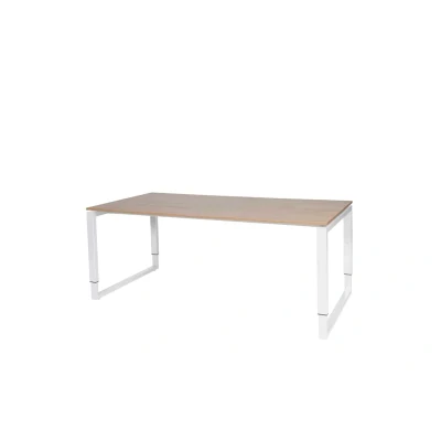 Afbeelding van Domino Plus bureau, hoogte instelbaar (62 85cm) met 180x90cm &#039;zwevend&#039; havana/ kersen licht 25mm blad en wit (RAL9010) O poot frame
