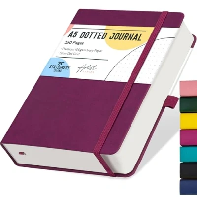 Afbeelding van STATIONERY ISLAND A5 gestippeld dagboek, 100 g/m², 360 pagina&#039;s, hardcover met penhouder, binnenvak, 2 bladwijzers