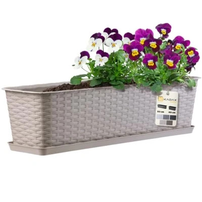 Afbeelding van KADAX Balkonpot met onderzetter, plantenbak, balkonbak wateropeningen, bloembak voor rozen, oleander, rotan imitatie, 60 cm, karamel