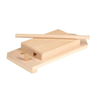 Afbeelding van Houten rijen of snijplank Riga Garganelli en Dumplings met grendel kleine deegroller, om op te hangen 18 x 26 cm