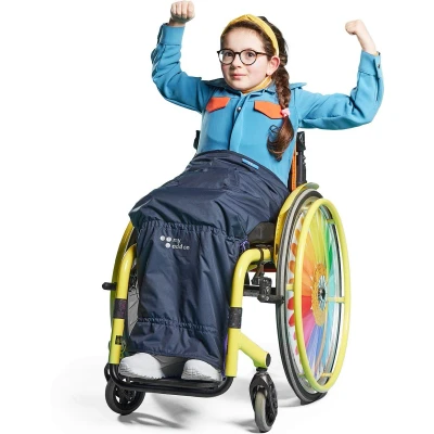 Afbeelding van MyBlanket Zomer Kids, compact en licht, wind waterdicht rolstoeldeken, snel geplaatst zonder op te staan uit de rolstoel, voor manuele én elektrische rolstoel; 38 x 24 8 cm ; 0,362 kg, wasbaar 30C Night Blue met Gele rits
