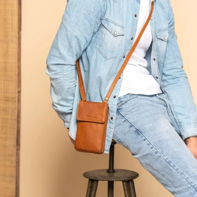 Afbeelding van The Chesterfield Brand Leren Telefoontasje Cognac Langley