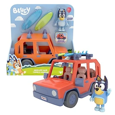 Afbeelding van Bluey Auto 4 x familievoertuig met papa Bandit Alto ca. 8 cm en 2 surftafels, als tv klep, voor kinderen vanaf 3 jaar, BLY03000 Preziosis spelletjes meerkleurig