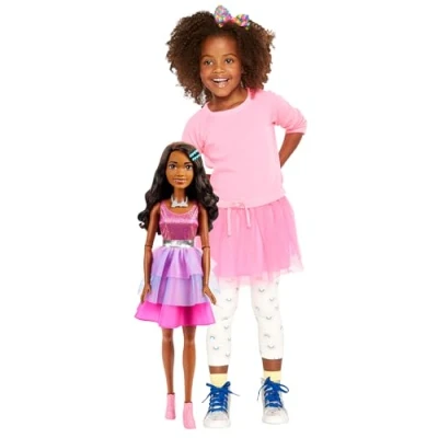 Afbeelding van Barbie Grote pop met zwart haar, 71 cm hoog, glinsterende roze jurk halsketting en haaraccessoires, HJY03