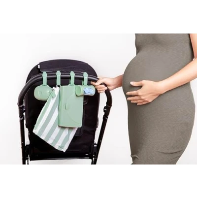Afbeelding van Ubbi On the Go luiercadeauset, inclusief aankleedkussen en tas, doekjesdispenser, fopspeenhouder zakdispenser, benodigdheden voor pasgeborenen, salie