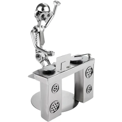 Afbeelding van BRUBAKER Schroevenbeeldje DJ aan het Mengpaneel Zilveren IJzeren Figuurtje Metalen Mens Desk Handgemaakt Feestclubgeschenk voor DJ&#039;s Beatproducenten en Muzikanten
