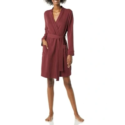 Image de Amazon Essentials Peignoir mi long léger gaufré pour femme (disponible en grande taille) Bordeaux riche (taille S)