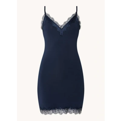 Afbeelding van Rosemunde dames Billie slipdress met V hals en kant in de kleur Donkerblauw, maat: 34