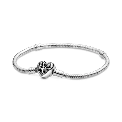 Afbeelding van Pandora Moments Slangenarmband met hartvormige sluiting van sterling zilver en fonkelende zirkonia, compatibel collectie bedels hangers, Metaal, zirkonia