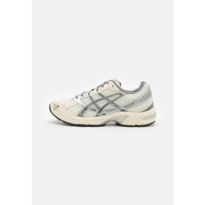 Afbeelding van Asics Sportstyle GEL1130 Sneakers laag, Dames, Maat: 41.5, Cream/clay grey Imitatieleer/ textiel