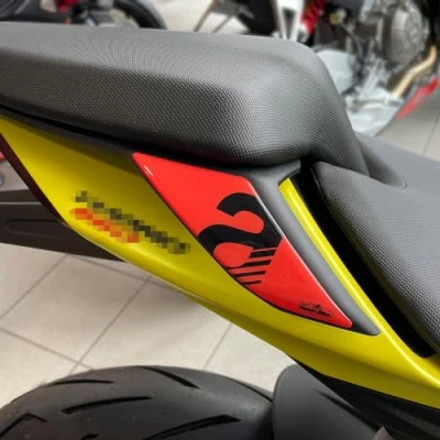 Afbeelding van Resin Bike Motorfietssticker compatibel met Aprilia Tuono RS 660 2020 2023. Beschermingen handgrepen achter passagier tegen stoten en schaafwonden. 3D sticker, kunsthars, gemaakt in Italië