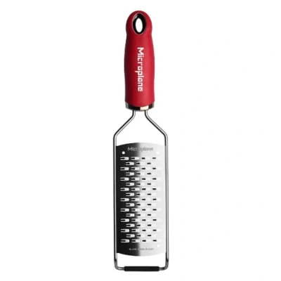 Afbeelding van Microplane Dubbele keukenrasp voor harde kaas, appel, wortel, courgette en chocolade in rood roestvrij staal