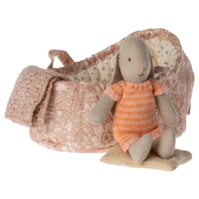 Afbeelding van Maileg knuffelkonijn in reiswieg roze micro 11 cm assorti