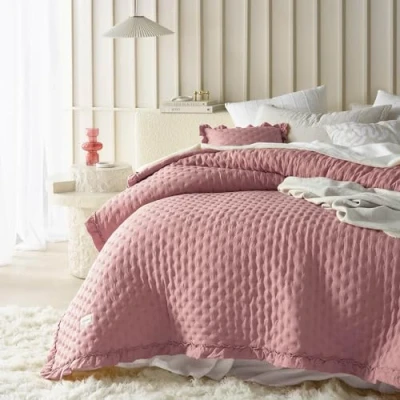 Afbeelding van ROOM99 Molly Elegante sprei roze 170 x 210 cm veelzijdig inzetbaar als bedsprei of banksprei, deken voor bed en bank, gewatteerde stijl, ideaal