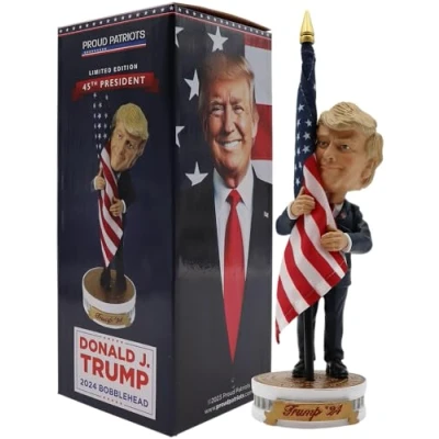 Afbeelding van Proud Patriots Donald Trump Bobblehead (Trump met Amerikaanse vlag stoffen inbegrepen)