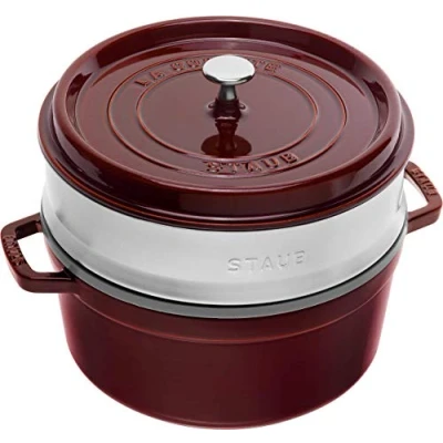 Afbeelding van STAUB Geëmailleerde gietijzeren stoofpan met deksel en stoommand, voor alle warmtebronnen inclusief inductie, 4 tot 5 personen, rond, 26 cm, l, 7,2 kg, granadine
