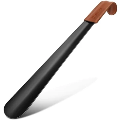 Afbeelding van Schoenlepel Metaal Lange 42 CM Schoentrekkracht Roestvrijstalen Schoen Hoorn Zwart,Schoenhoorn Stal met Lederen Band voor Laarzen,door ZOMAKE