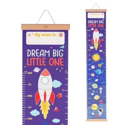 Afbeelding van Legami Dream Big Little One wandmeter, ophangmeter voor het meten van kinderlengte, tot 160 cm, inclusief 41 stickers met houten latten, thema ruimte