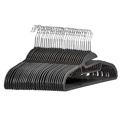Afbeelding van Amazon Basics 30 stuks kleerhangers van robuust kunststof met rubber en horizontale stang, grijs