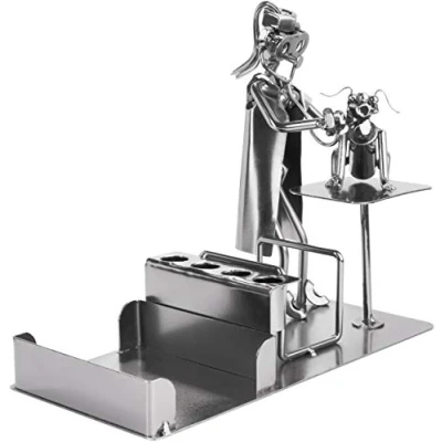 Afbeelding van BRUBAKER Schroef Man Dierenarts met Pen Houder Handgemaakte IJzer Figuur Metalen Visitekaarthouder en Bakje voor Notities Hond Cadeau Idee Dierenartsen