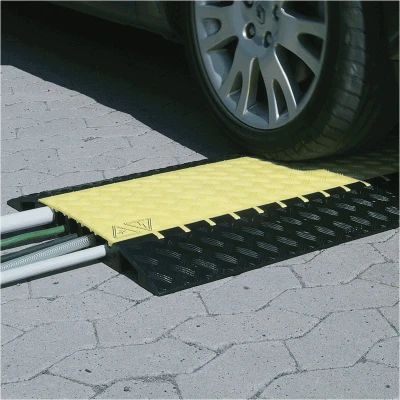 Afbeelding van DEFENDER by Adam Hall Kabelbrug 85300 Thermoplastisch polyurethaan (TPU) Zwart, Geel Aantal kanalen: 5 870 mm Inhoud: 1 stuk(s)