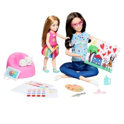 Afbeelding van Barbie Kunsttherapeut Set met therapeutenpop, kleine pop draaishirt en accessoires waaronder een dier, speelelementen over het thema kunst stickers, HRG48