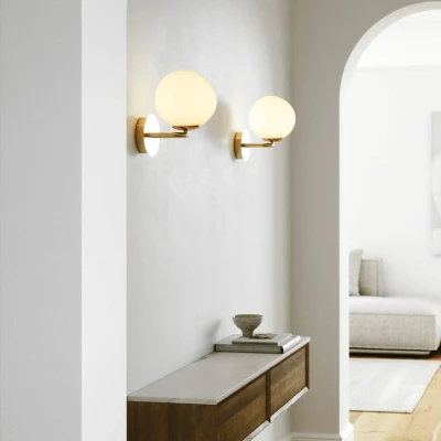 Afbeelding van Wandlamp Shapes met glazen kap, wit/messing