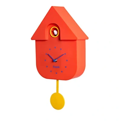 Image de Fisura Coucou rouge avec des détails bleus et jaunes. Une horloge murale originale comme cadeau. 3 piles AA non incluses. Dimensions : 21,5cm x 8cm 41,5cm. Plastique ABS