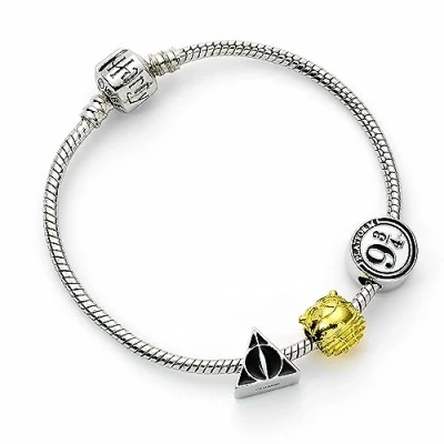Afbeelding van The Carat Shop Harry Potter Verzilverde Armband met Deathly Hallows, de Gouden Snaai en het Platform 9¾. Bedel