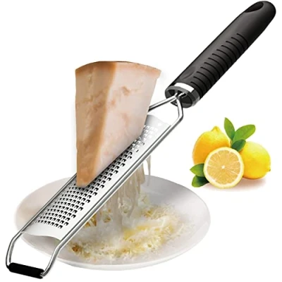 Afbeelding van Parmezaanse kaasrasp ideaal voor het raspen van fijne kaas, citroen, gember, knoflook, scherpe micro rasp roestvrij staal, vaatwasmachinebestendig, TPR softgrip en beschermende opslag.