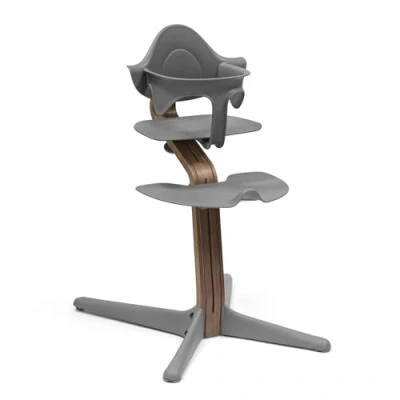 Afbeelding van Stokke Nomi stoel (walnut/grijs) + babyset (grijs) bevordert de actieve zitting en biedt grip terwijl baby leert zitten ondersteunt tot 150 kg