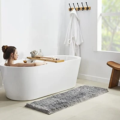 Afbeelding van Penguin Home® antislip pluizig robijnrode microvezelbadmat grijze kleur superzacht en absorberend met dikke pool latex achterkant voor badkamervloeren Afmeting: 50x152cm