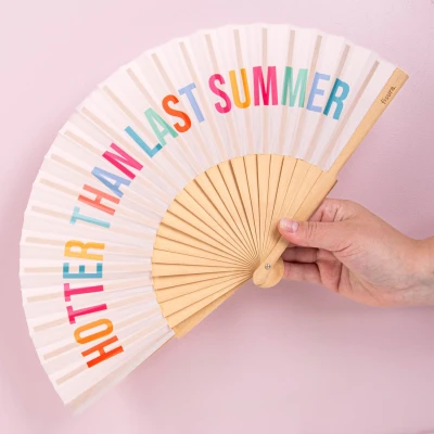 Afbeelding van Fisura Handventilator van hout met opschrift &quot;Hotter than Last Summer&quot; Modieus en kleurrijk accessoire in beige ophanghaak Afmetingen: 42,5 x 23 cm