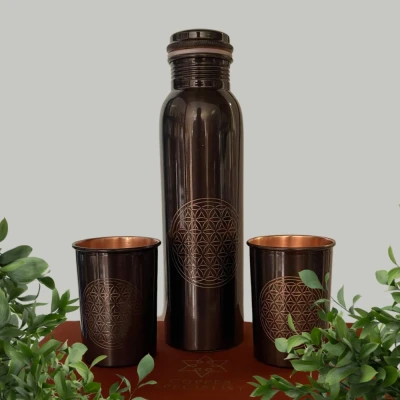 Afbeelding van Puur koperen set van fles Flower of Life Antique 950 ml plus 2 bekers 300 (in fluwelen cadeaudoos)