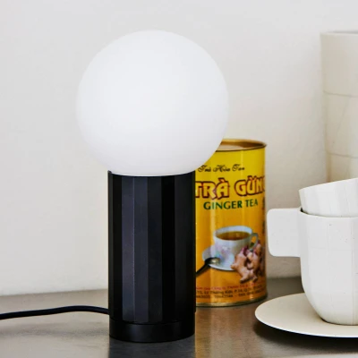 Afbeelding van HAY Turn on LED tafellamp met dimmer, voet zwart