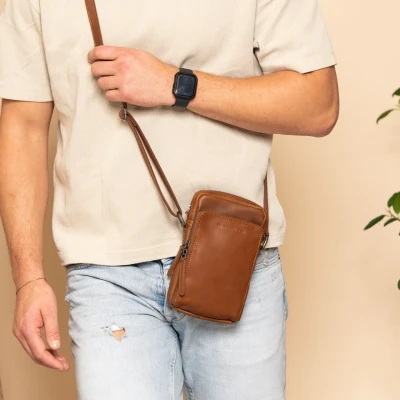 Afbeelding van The Chesterfield Brand Leren Telefoontasje Cognac Hamilton