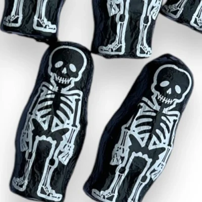 Afbeelding van 5 stuks Halloween chocolade skelet van melkchocolade ca. 75 I Fair Trade cacao plus een OYOY sticker ideaal voor feestjes of als vulling de snoepmand