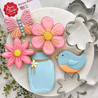 Afbeelding van Ann Clark Cookie Cutters 5 stuks uitsteekvormpjes in de vorm van een bloem met receptenboekje, vlinder, vogel, bloem, madeliefje en weckpot