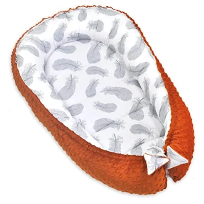 Afbeelding van PIMKO Minky Babynestje, 2 zijden, knuffelnest voor baby&#039;s, zuigelingen en pasgeborenen, geschikt thuis, 55 x 90 cm (veren/karamel)