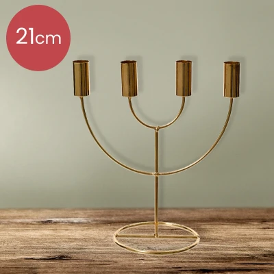 Afbeelding van Gouden ijzeren kandelaar voor 4 kaarsen 21 cm kerstdecoratie kerst luxe dinerkaarsen